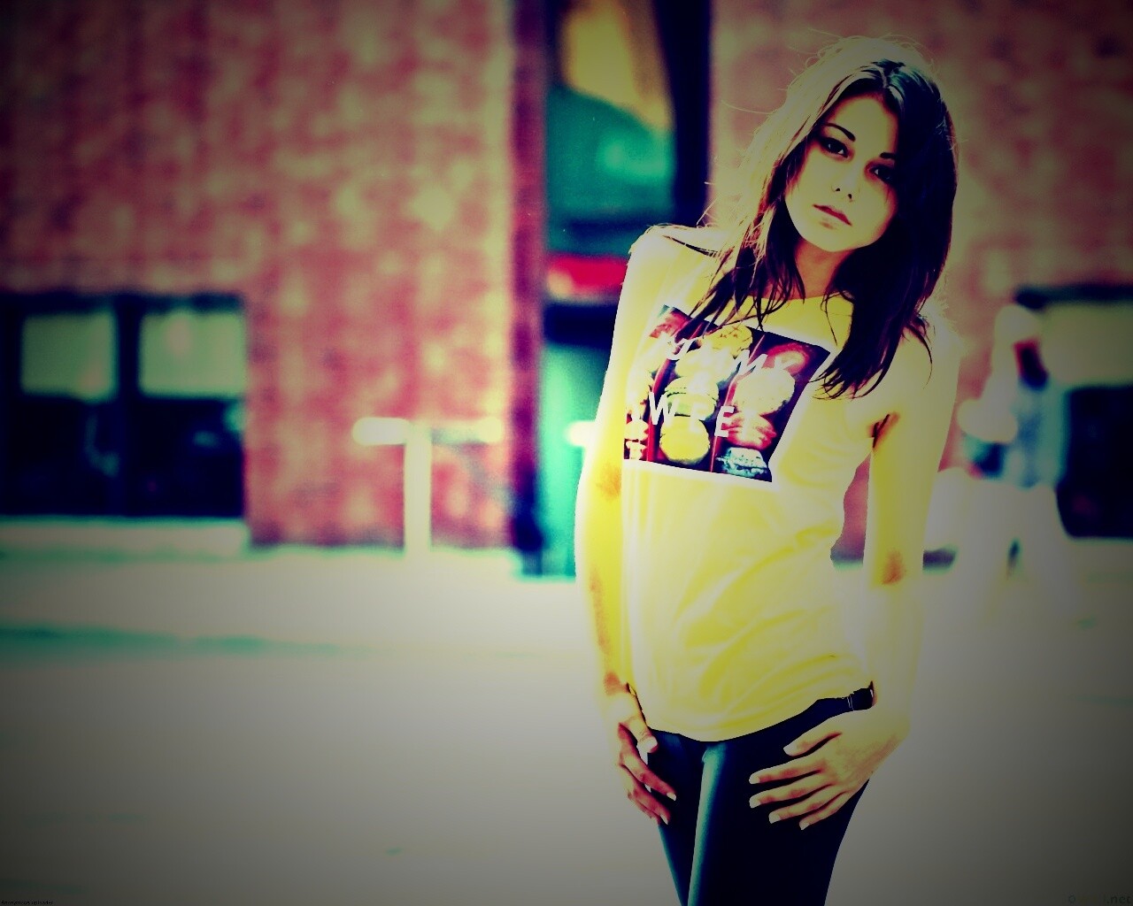 Молодая девушка в городе обои