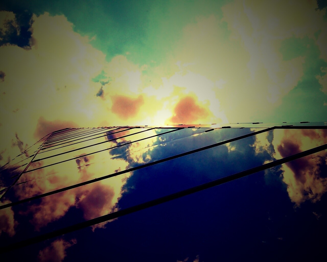 Стеклянный небоскреб уходящий в небо обои