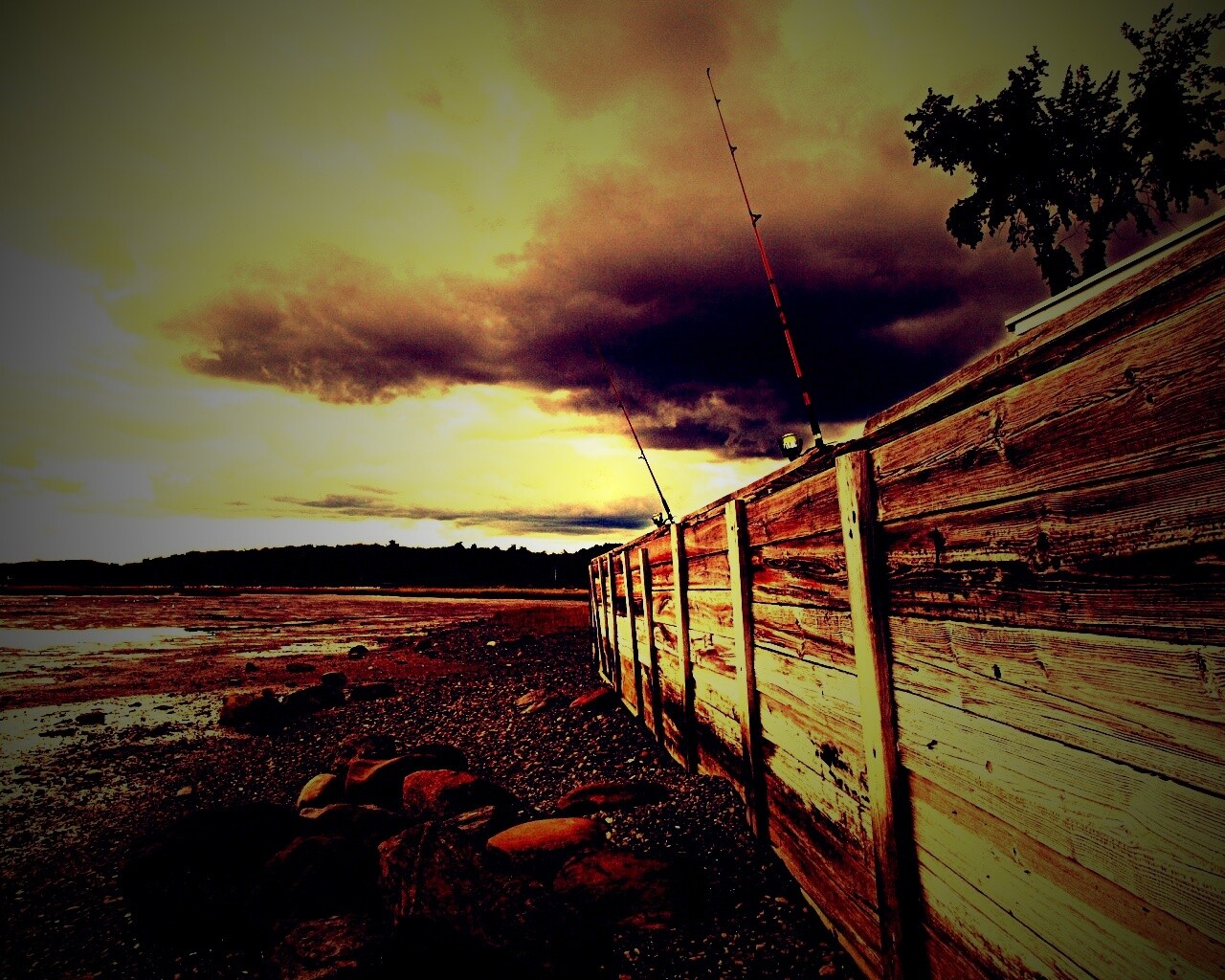 Отлив у деревянной набережной обои