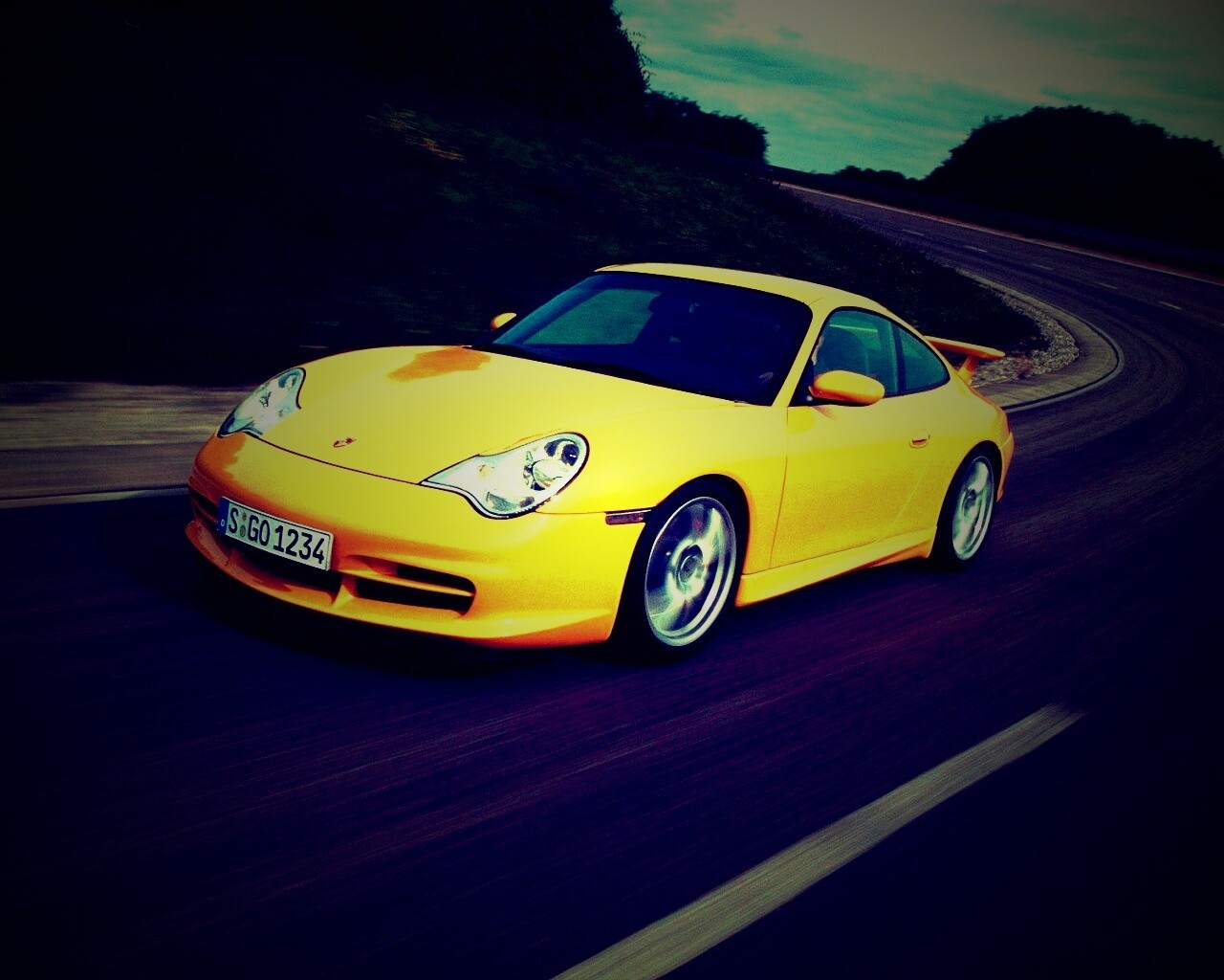 Желтый порш на повороте обои