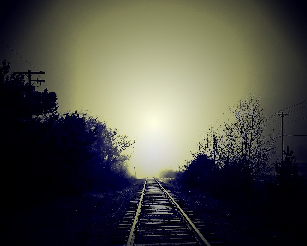 Железная дорога уходит в туман обои