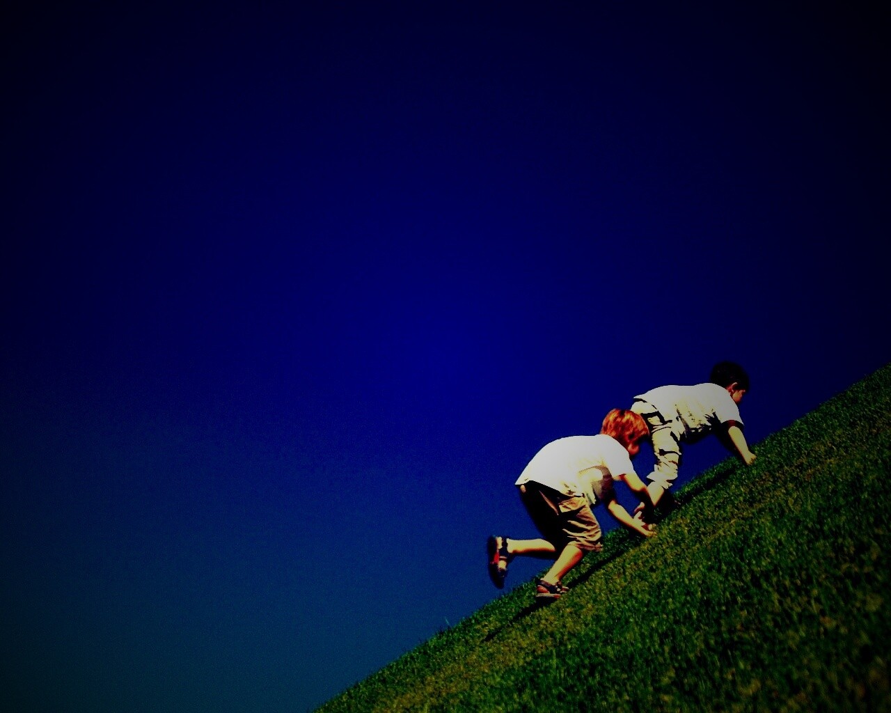 Дети взбираются в гору обои