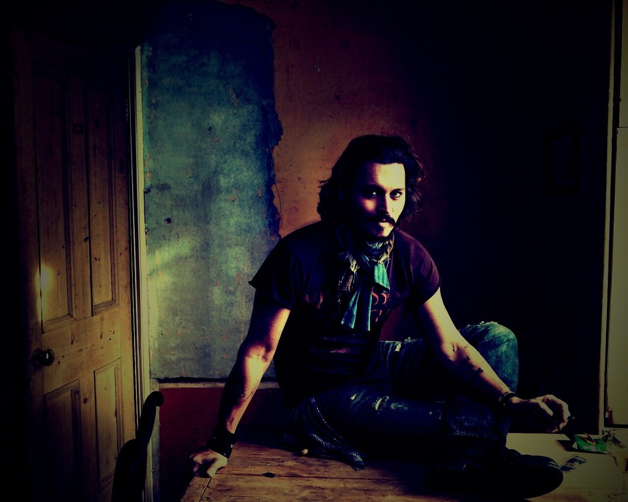 Джонни Депп на столе обои