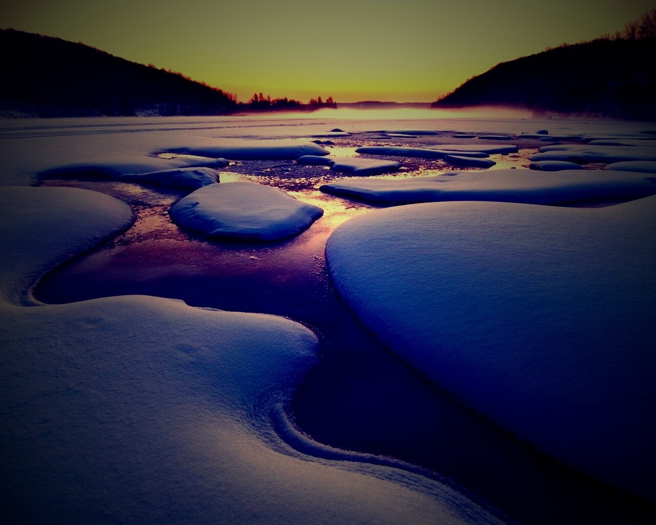 Полынья на замерзшем озере обои
