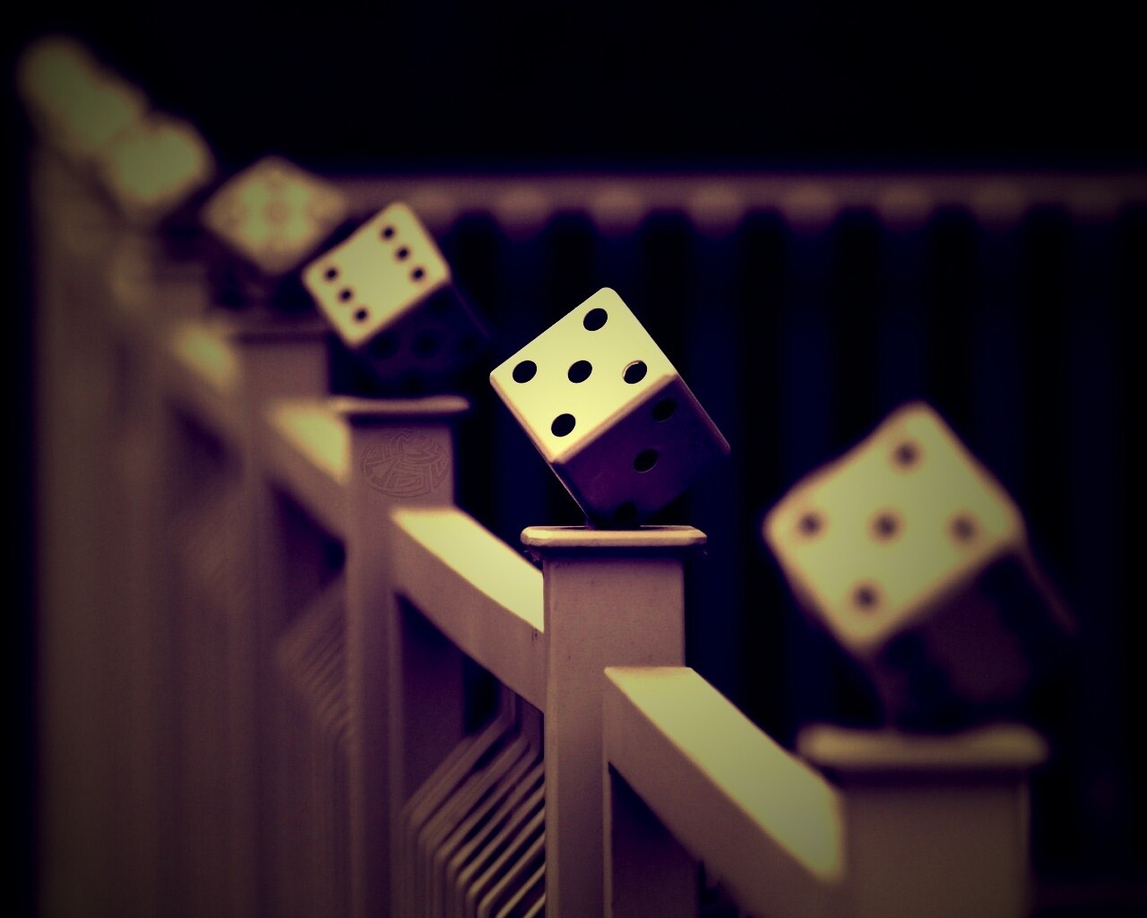 Игральные кости украшающие перила обои