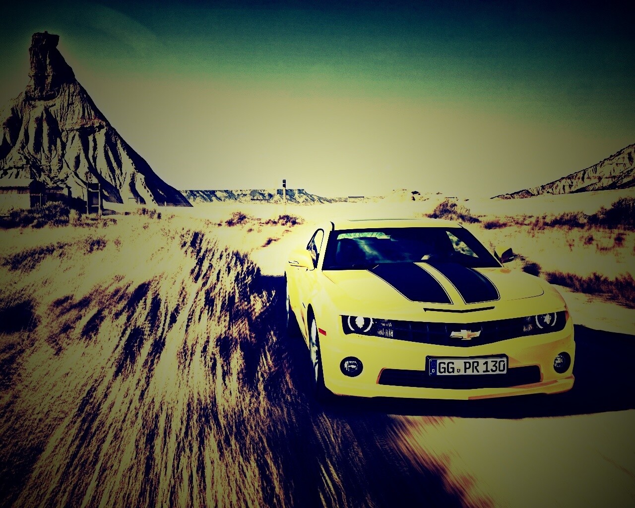 Камаро на пустынной дороге обои