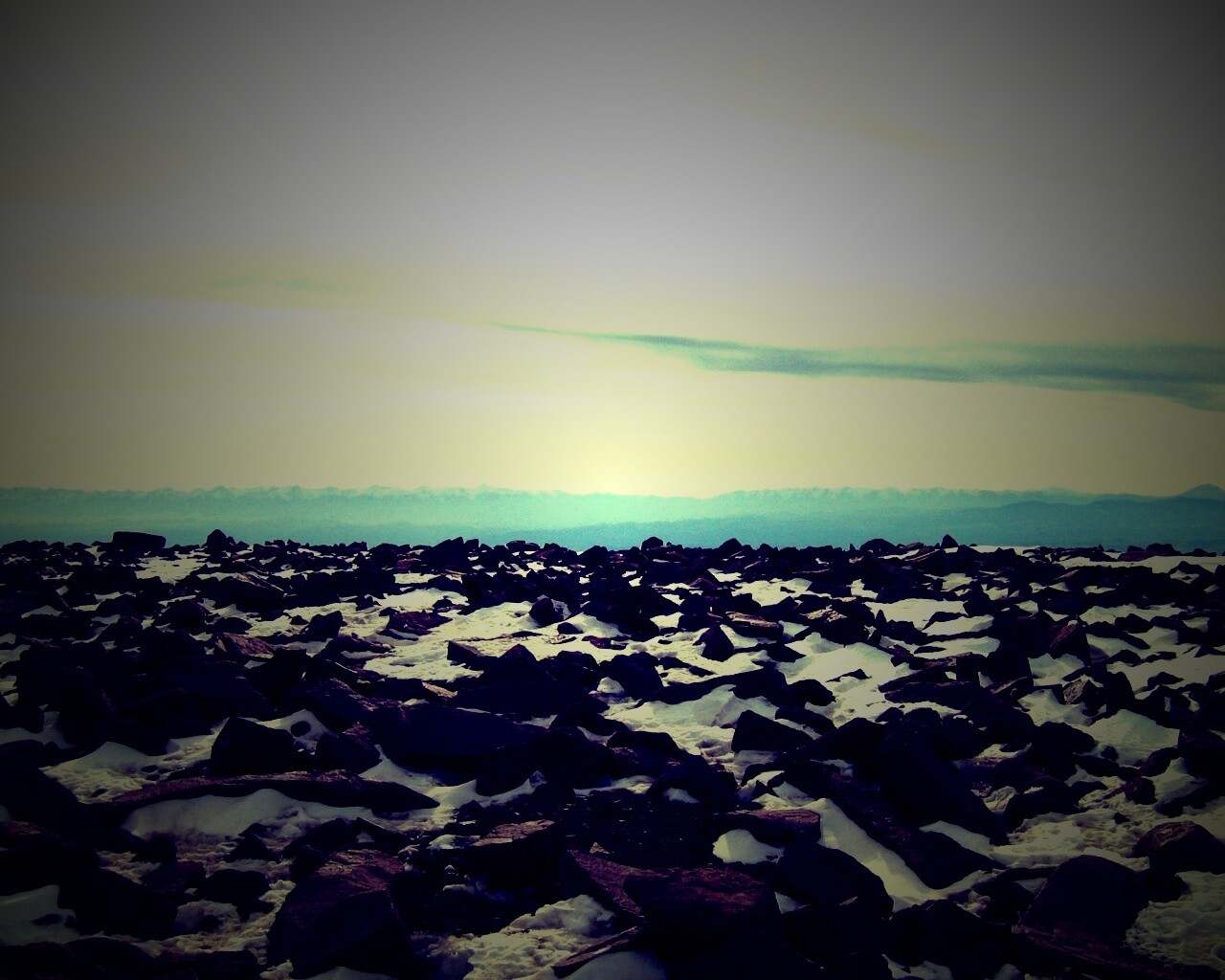 Заснеженная каменистая равнина обои