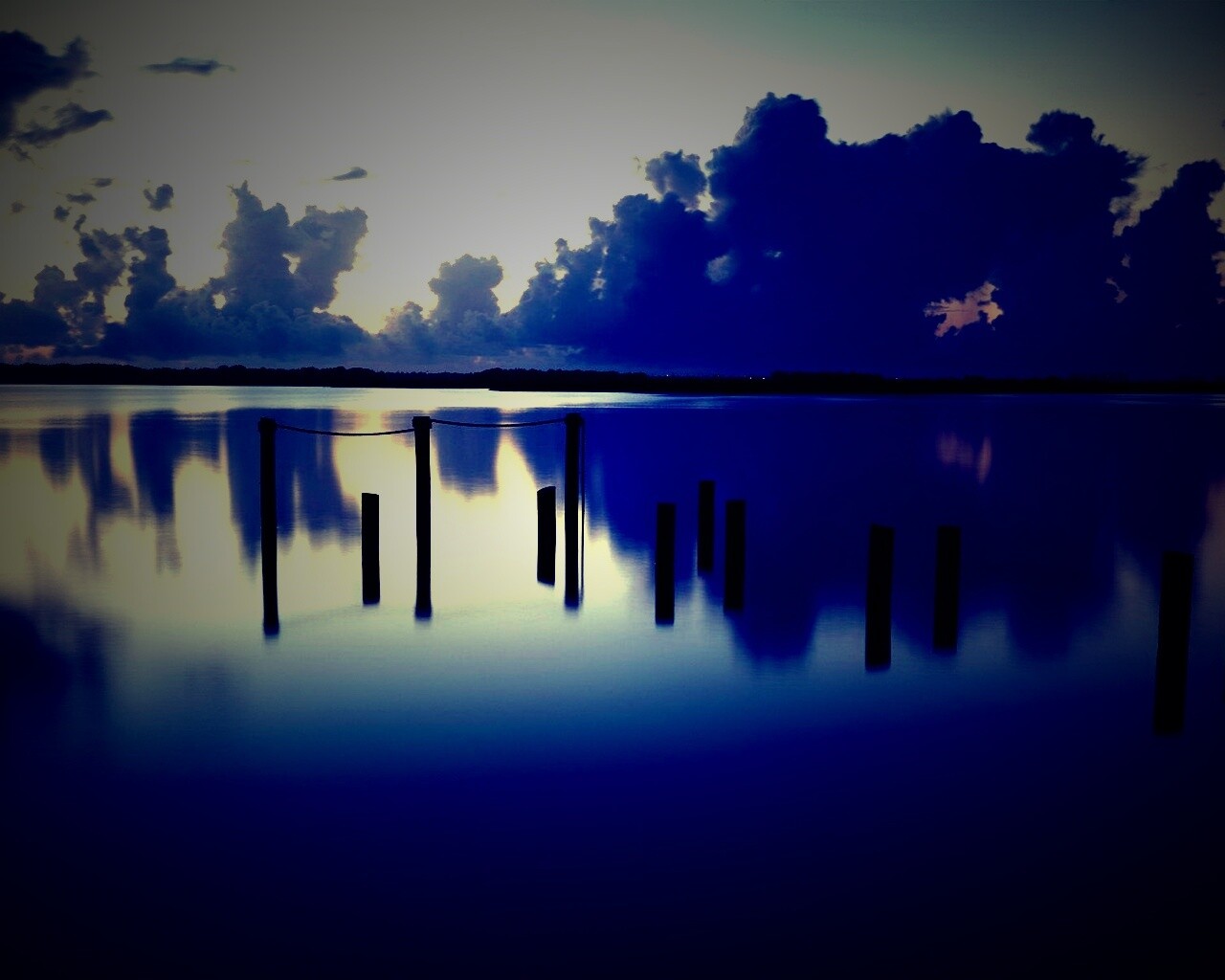 Столбики из воды обои