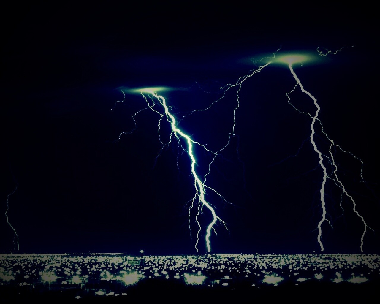 Гроза над городом обои