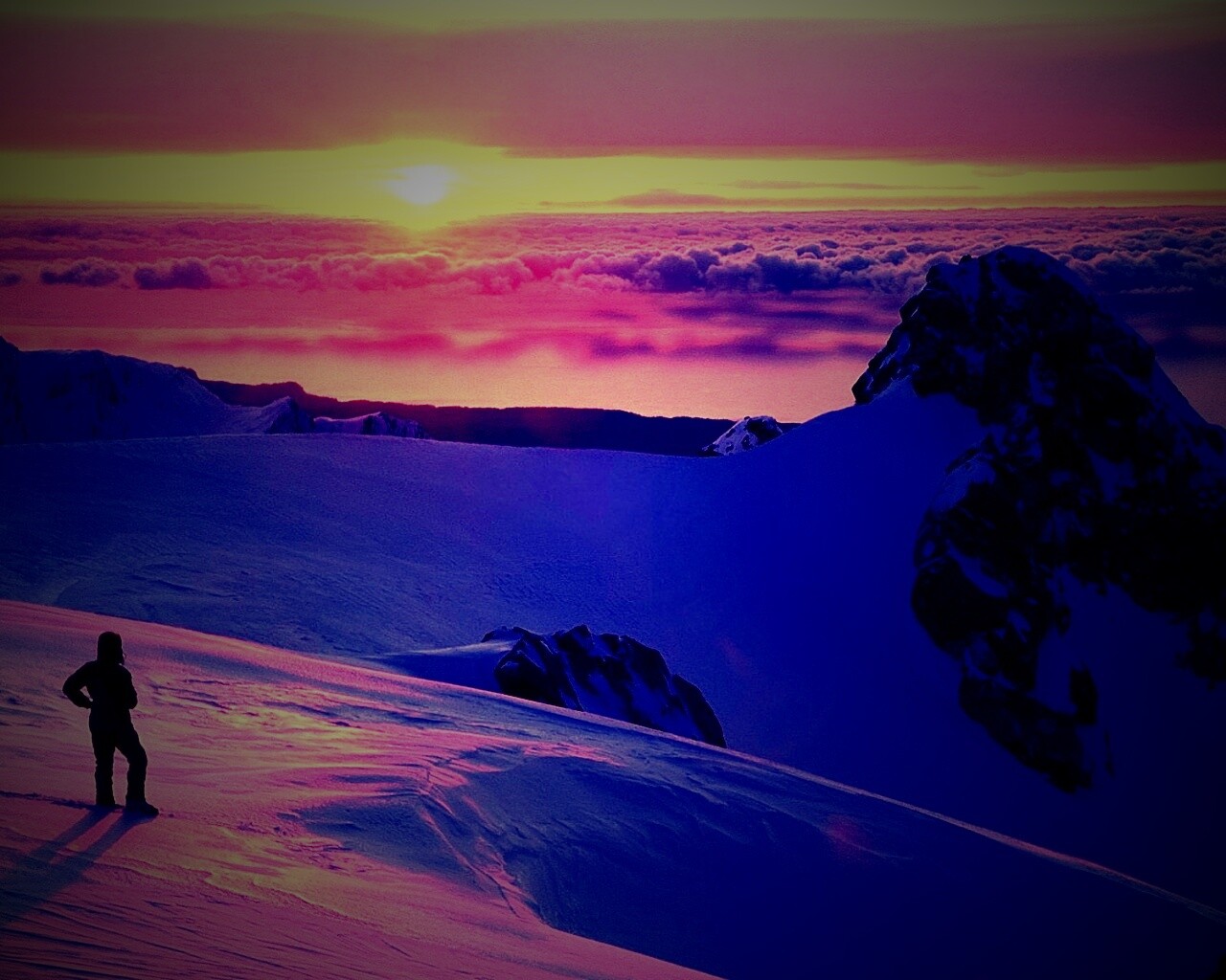 Путешественник в горах обои