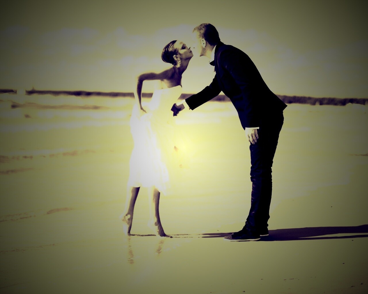 Поцелуй на пляже обои