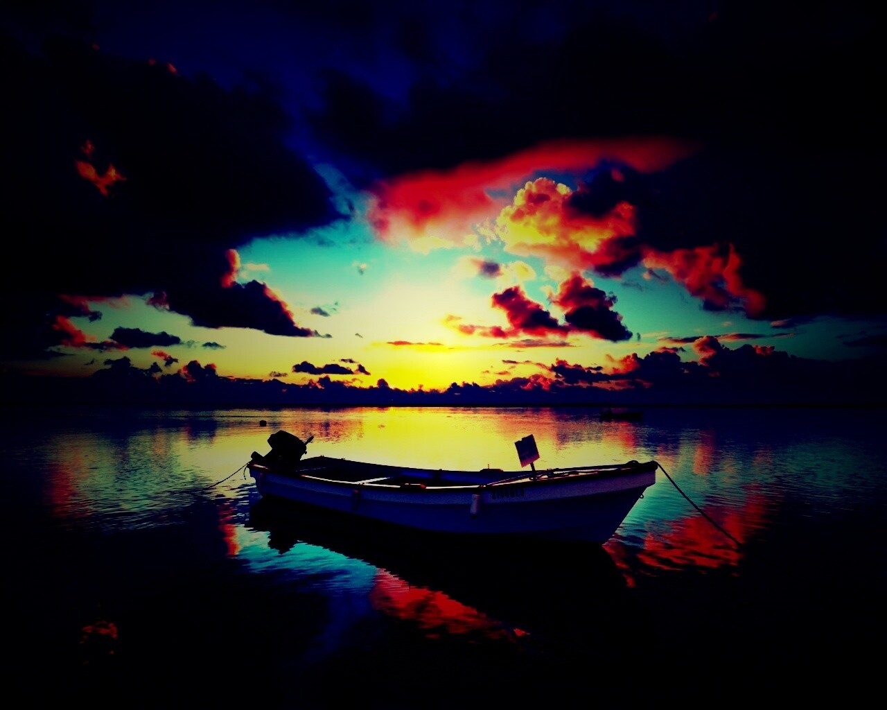 Тучи над озером обои