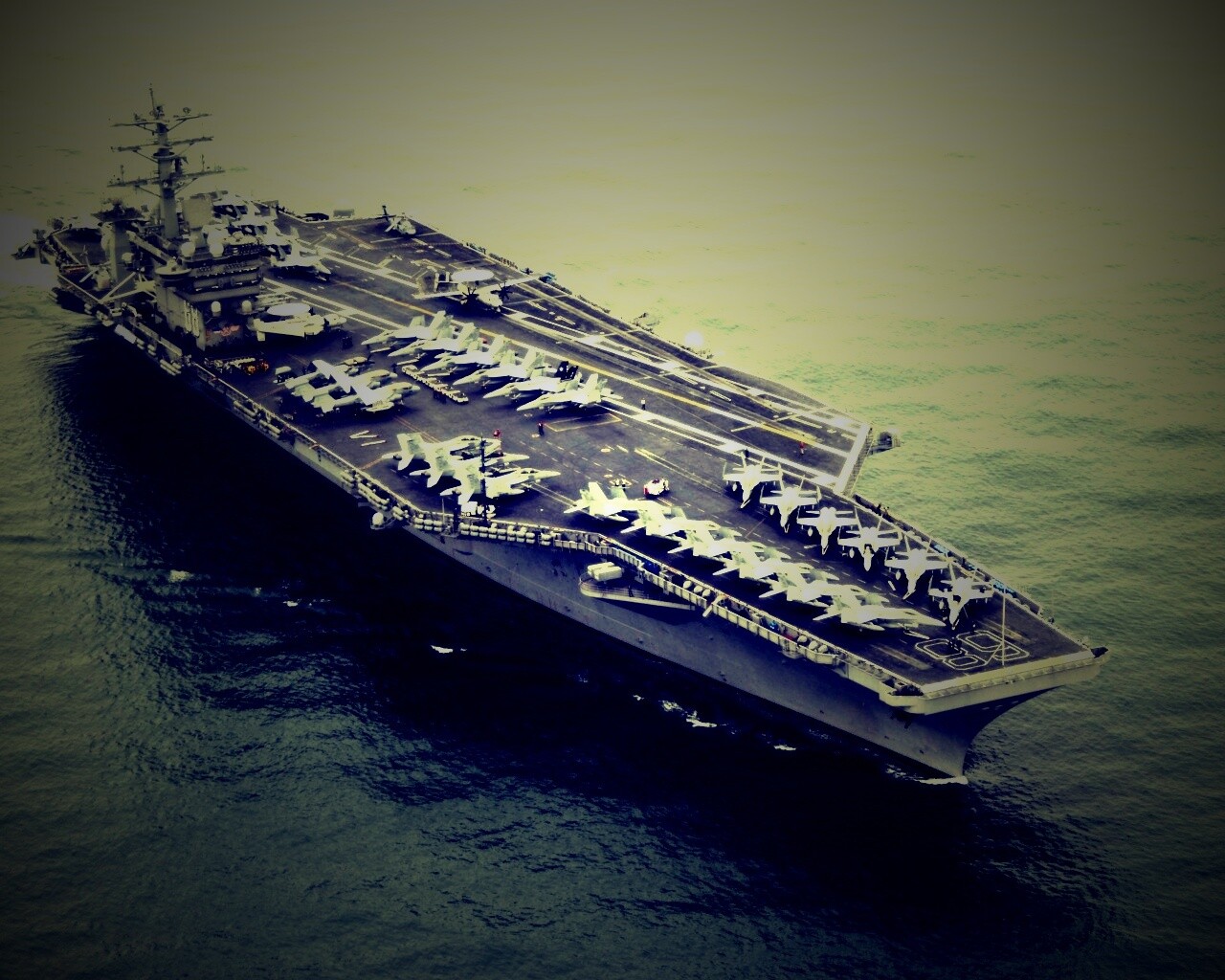 Авианосец в море обои
