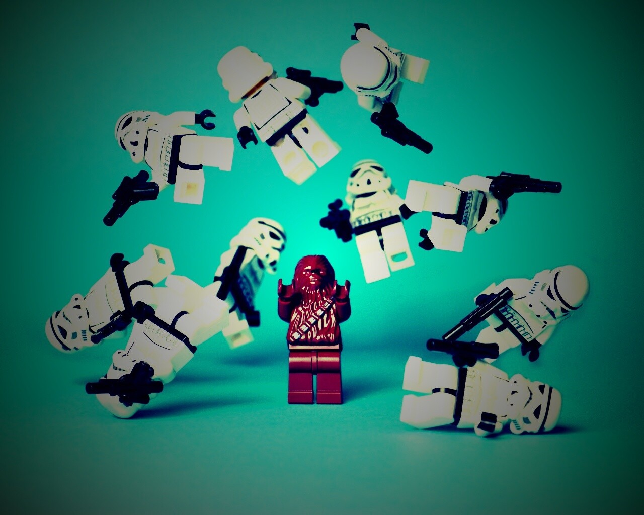 Чубака раскидывает имперских штурмовиков обои