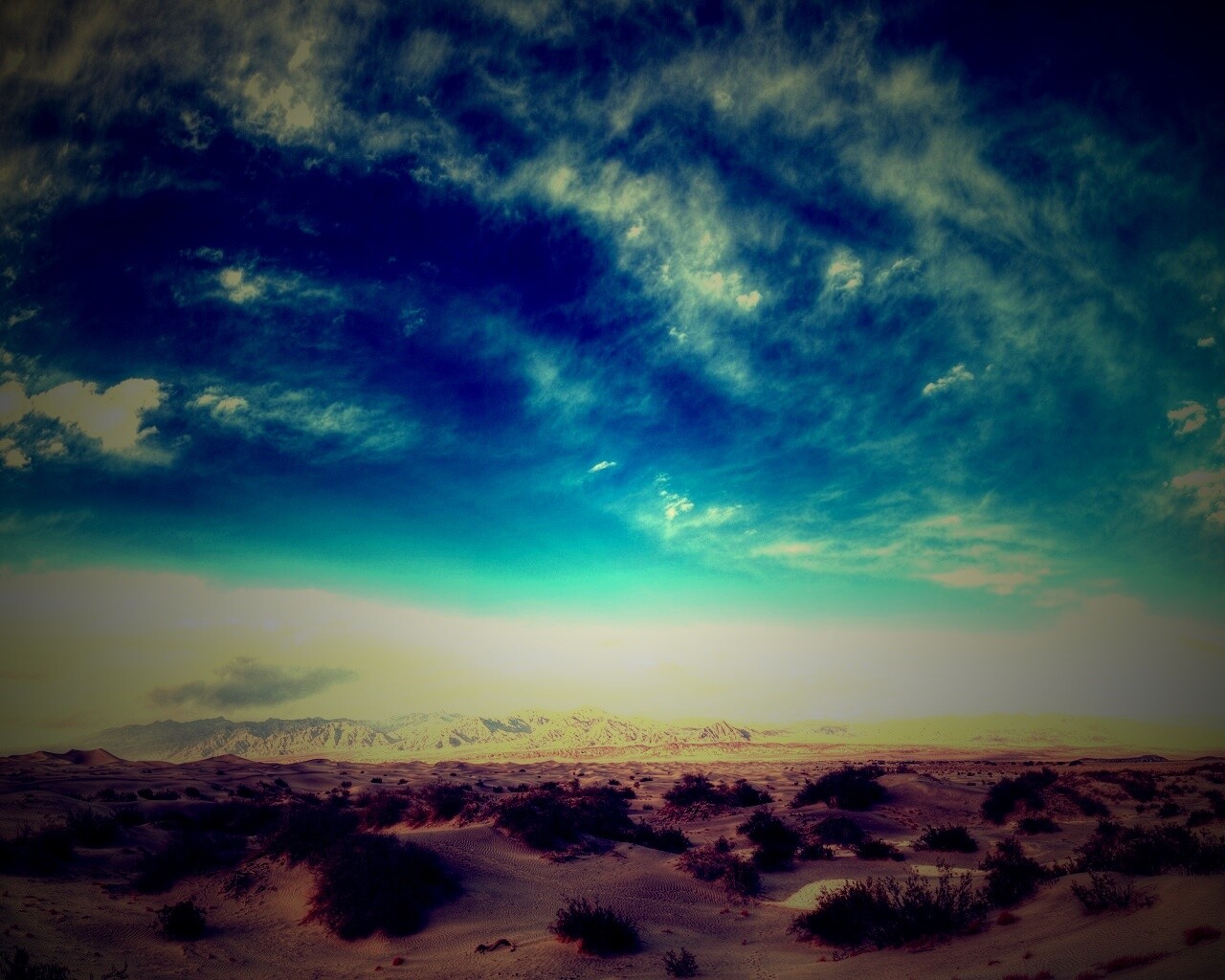 Горы в пустыне обои