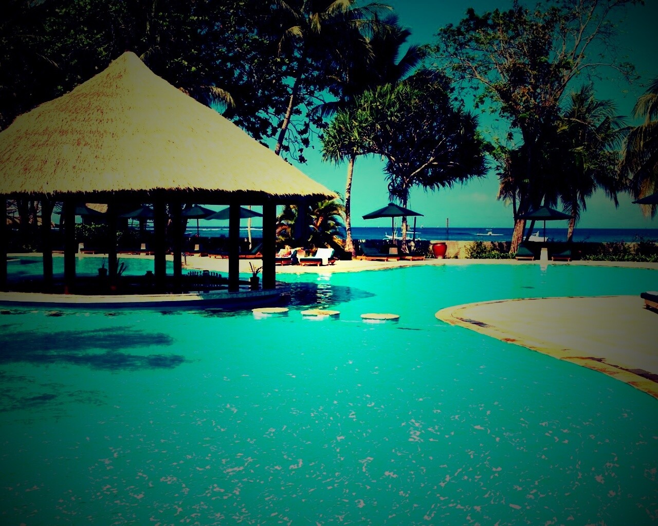 Бассейн отеля обои