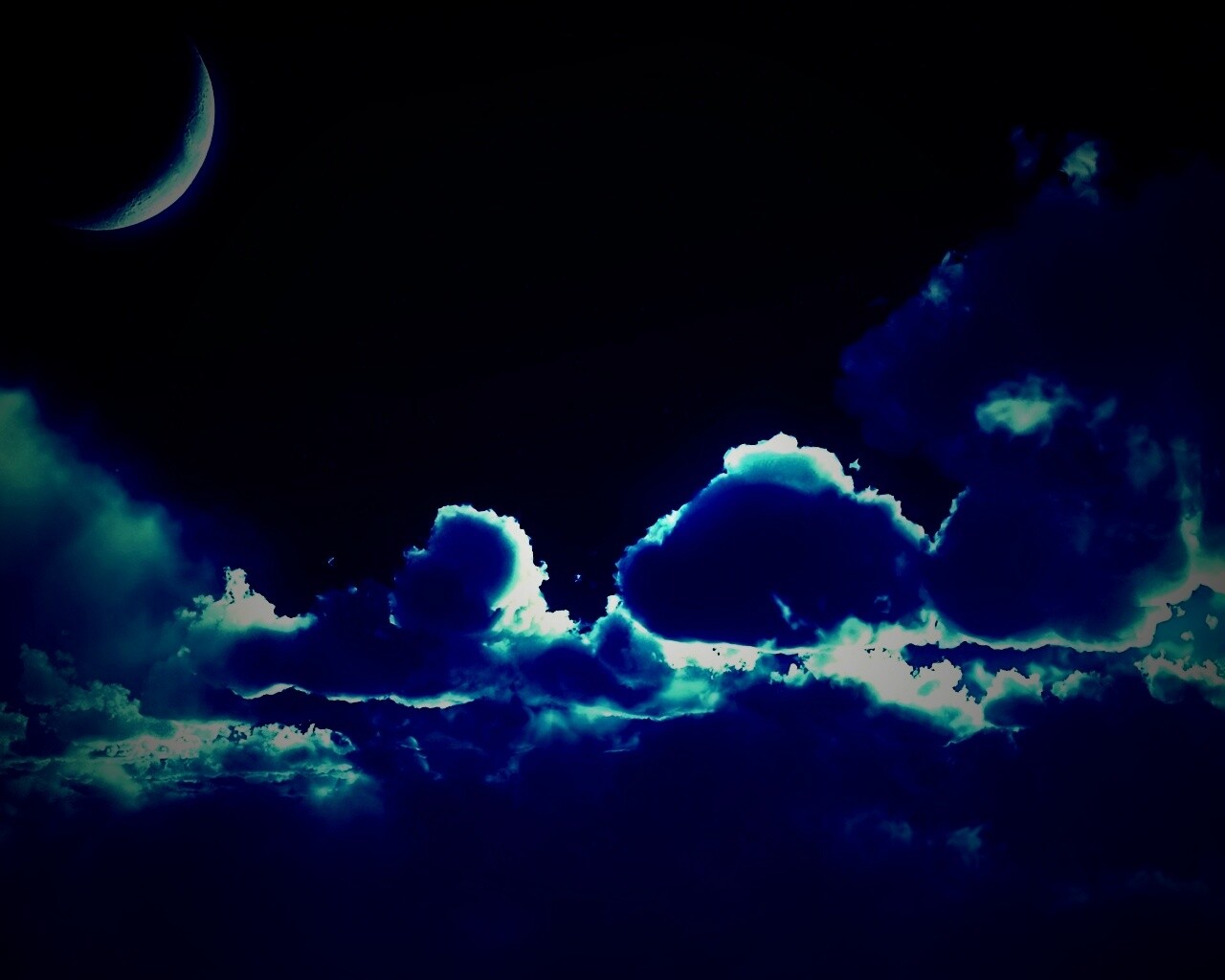 Облака и луна в ночном небе обои