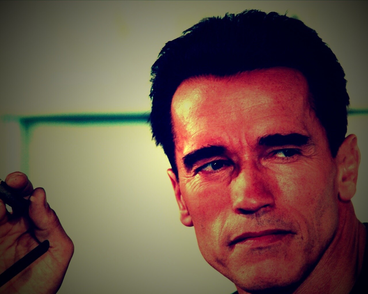 Арнольд Шварцнеггер с сигарой обои