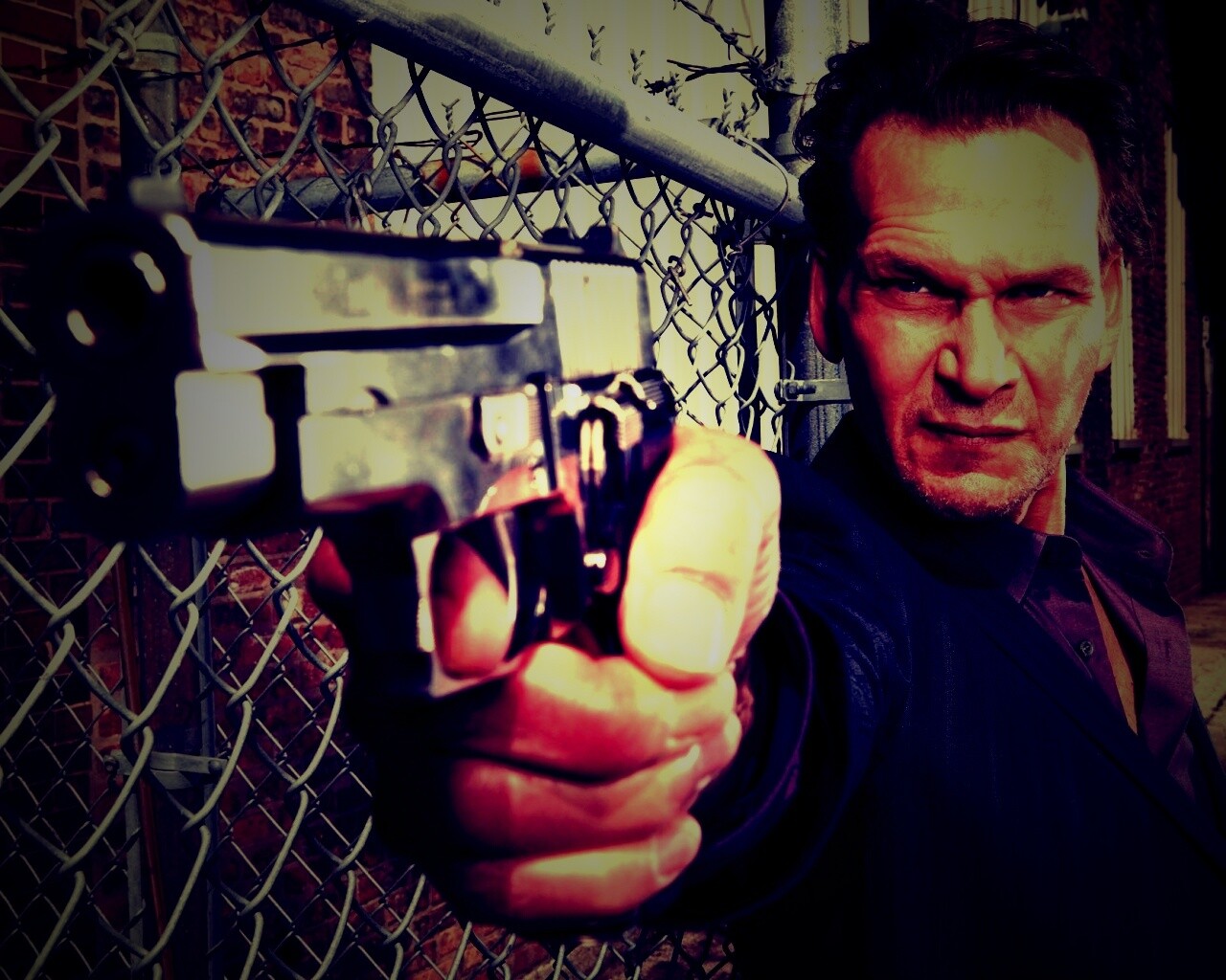 Патрик Суэйзи с пушкой обои