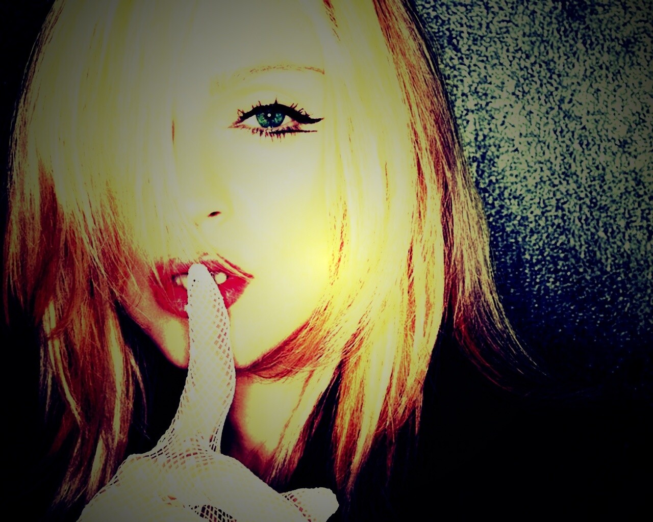 Мадонна прикладывает палец к губам обои