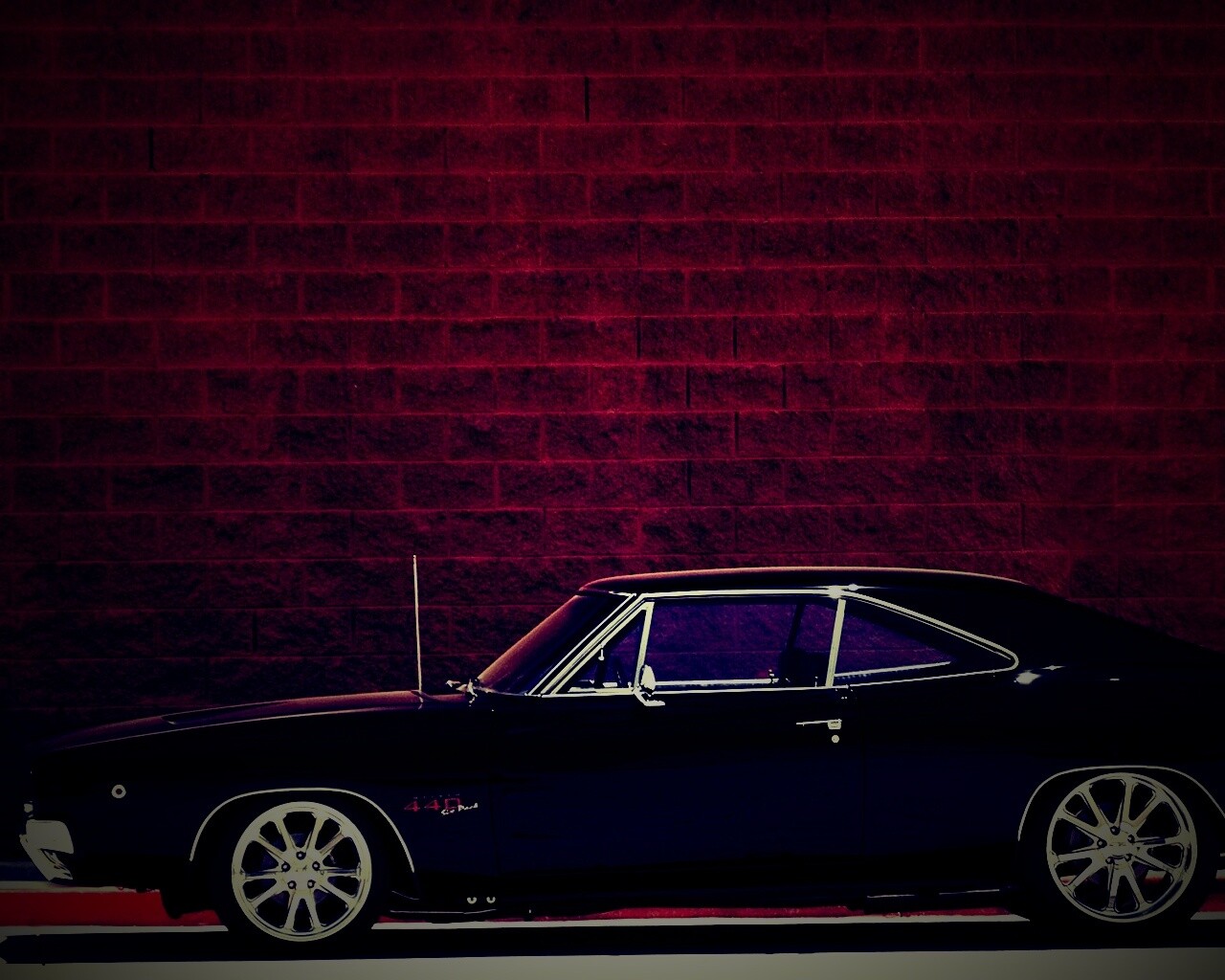 Черный Додж у стены обои