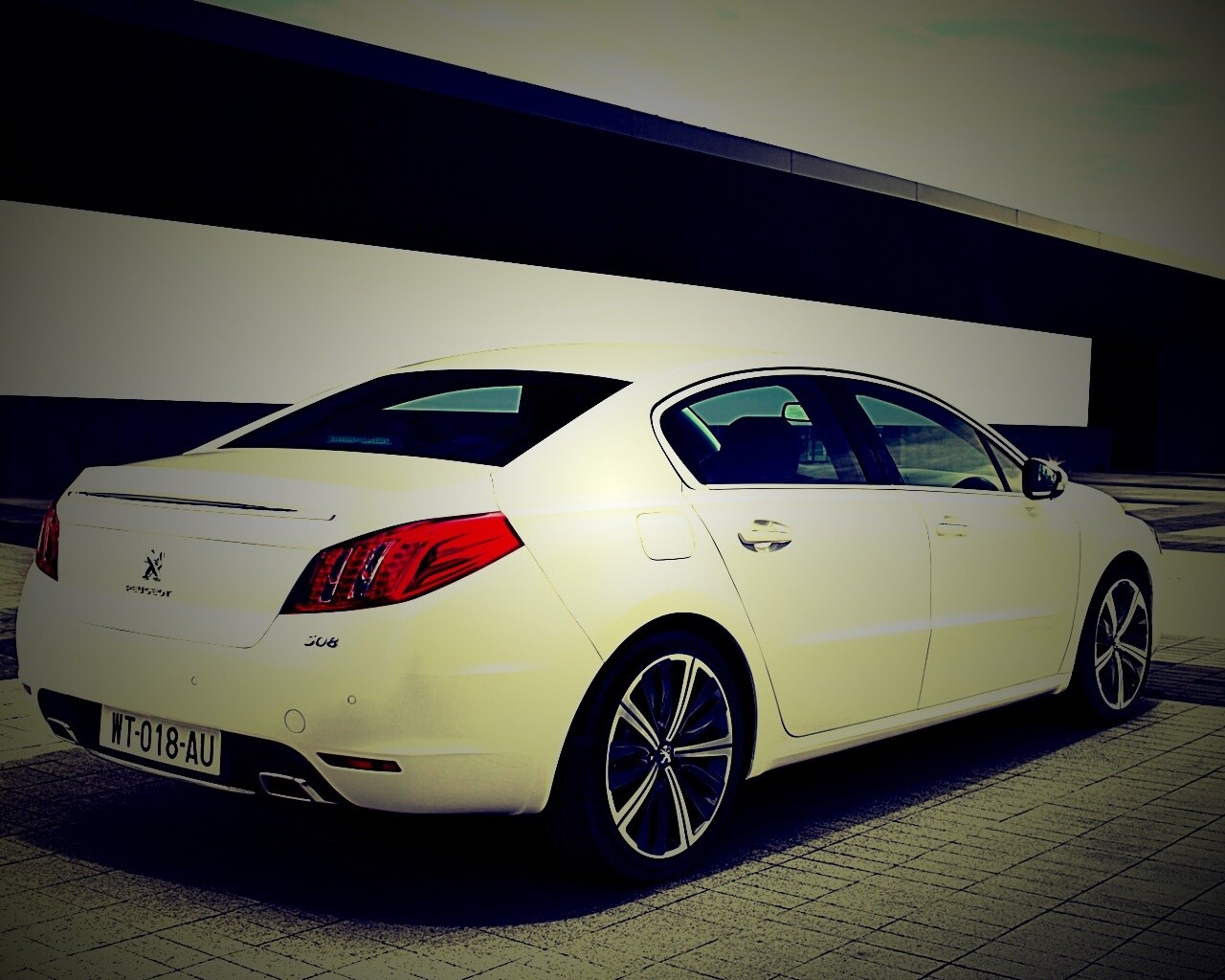 Пежо 308 на стоянке обои