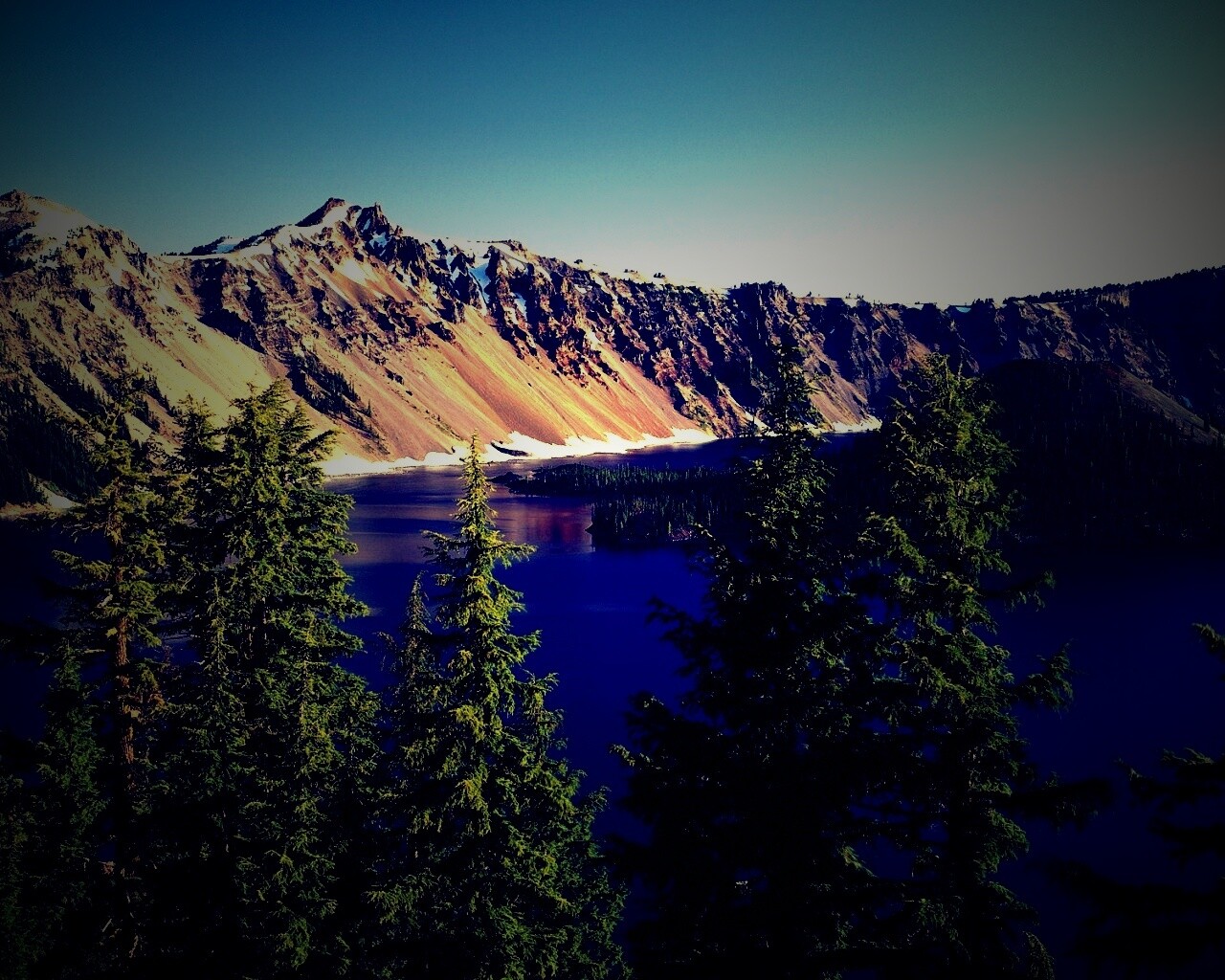 Озеро в кратере обои