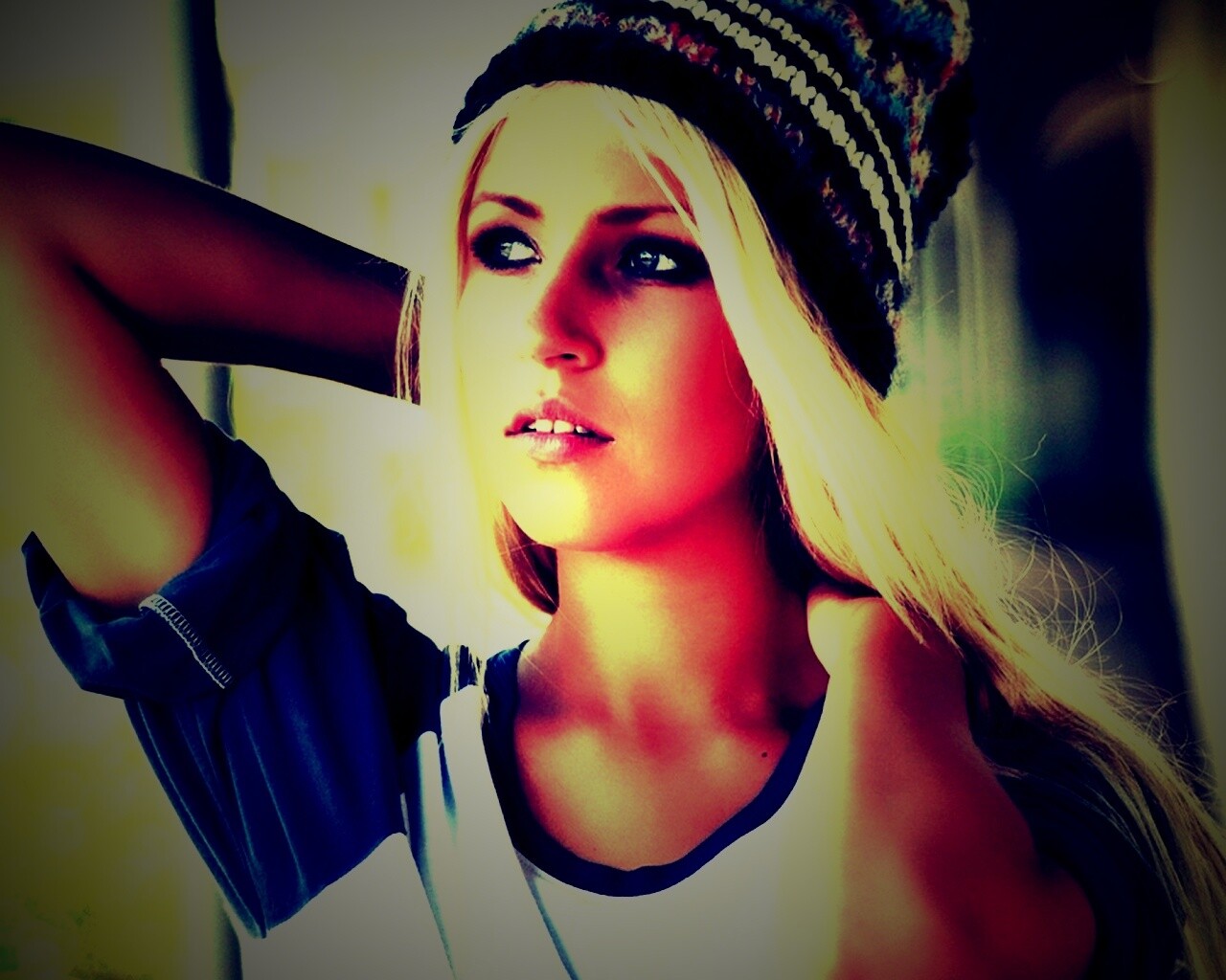 Блондинка в вязанной шапке обои