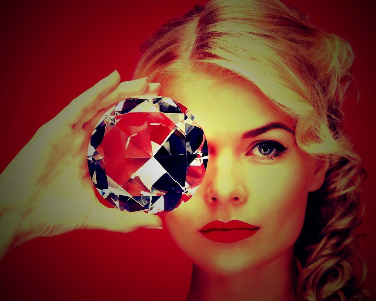 Девушка с бриллиантом обои