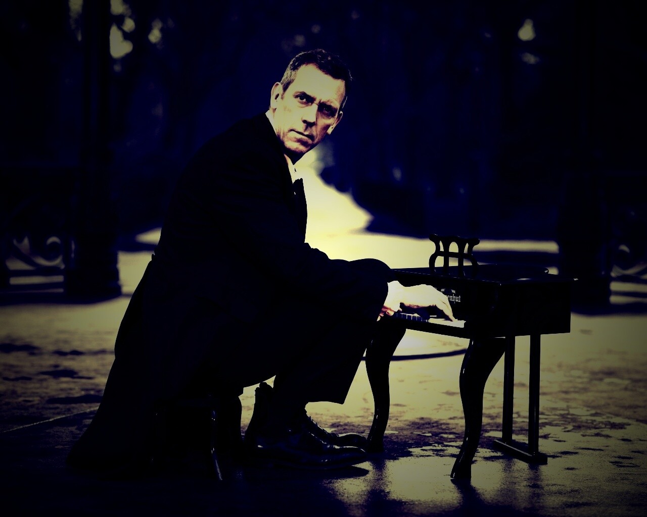 Хью Лори за маленьким роялем обои