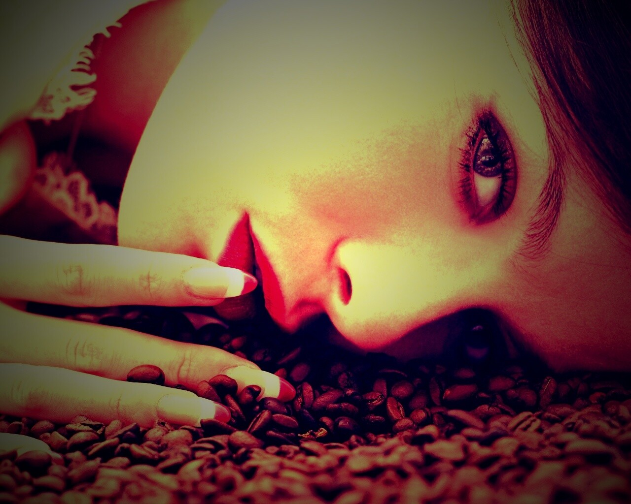 Соблазнительная девушка с кофейными зернами обои