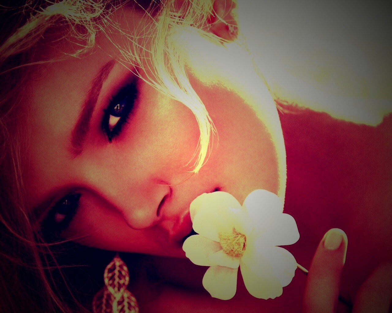 Красавица с белым цветком обои
