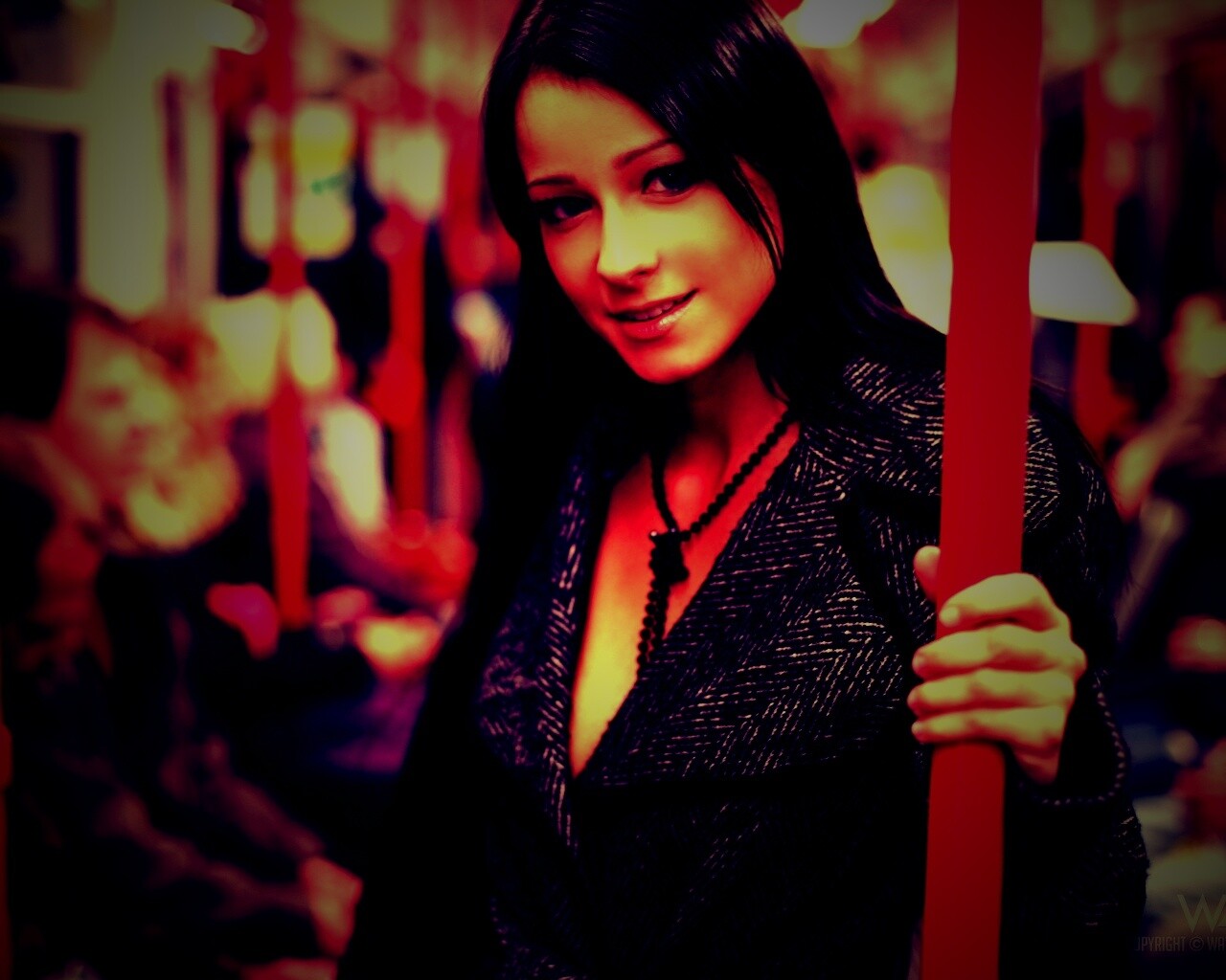 Девушка в метро обои