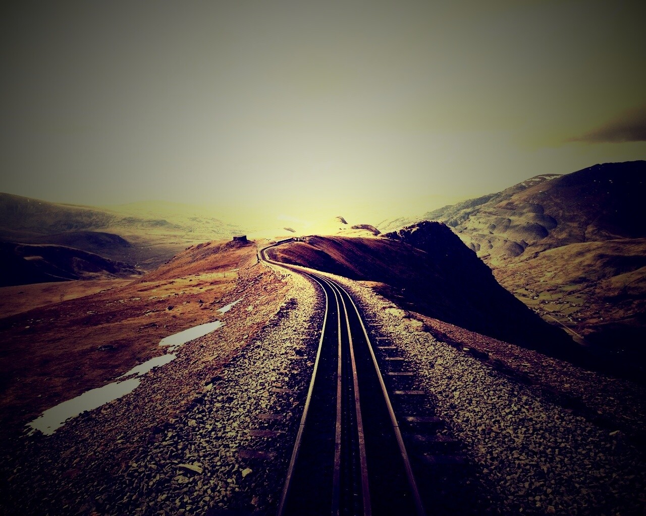 Рельсы уходящие вдаль обои