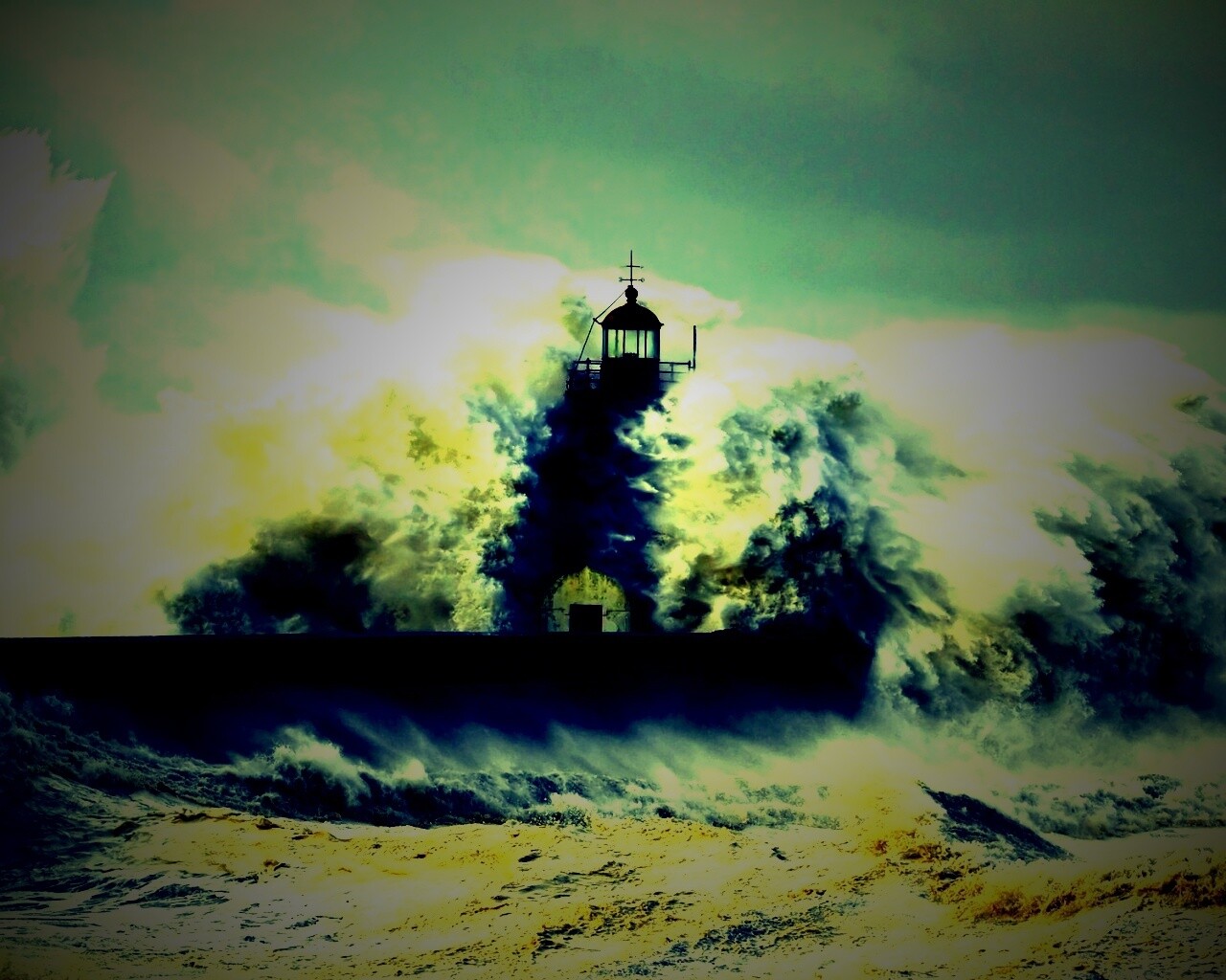 Маяк в шторм обои