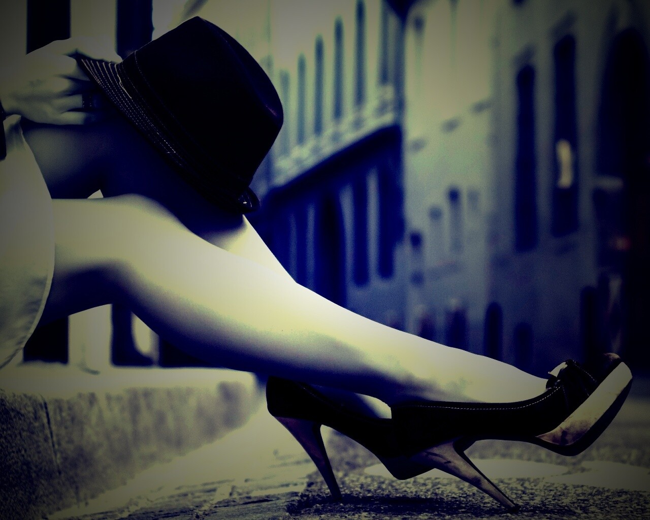 Сидящая на тротуаре обои