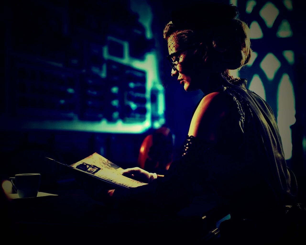 Витажная девушка в кафе обои