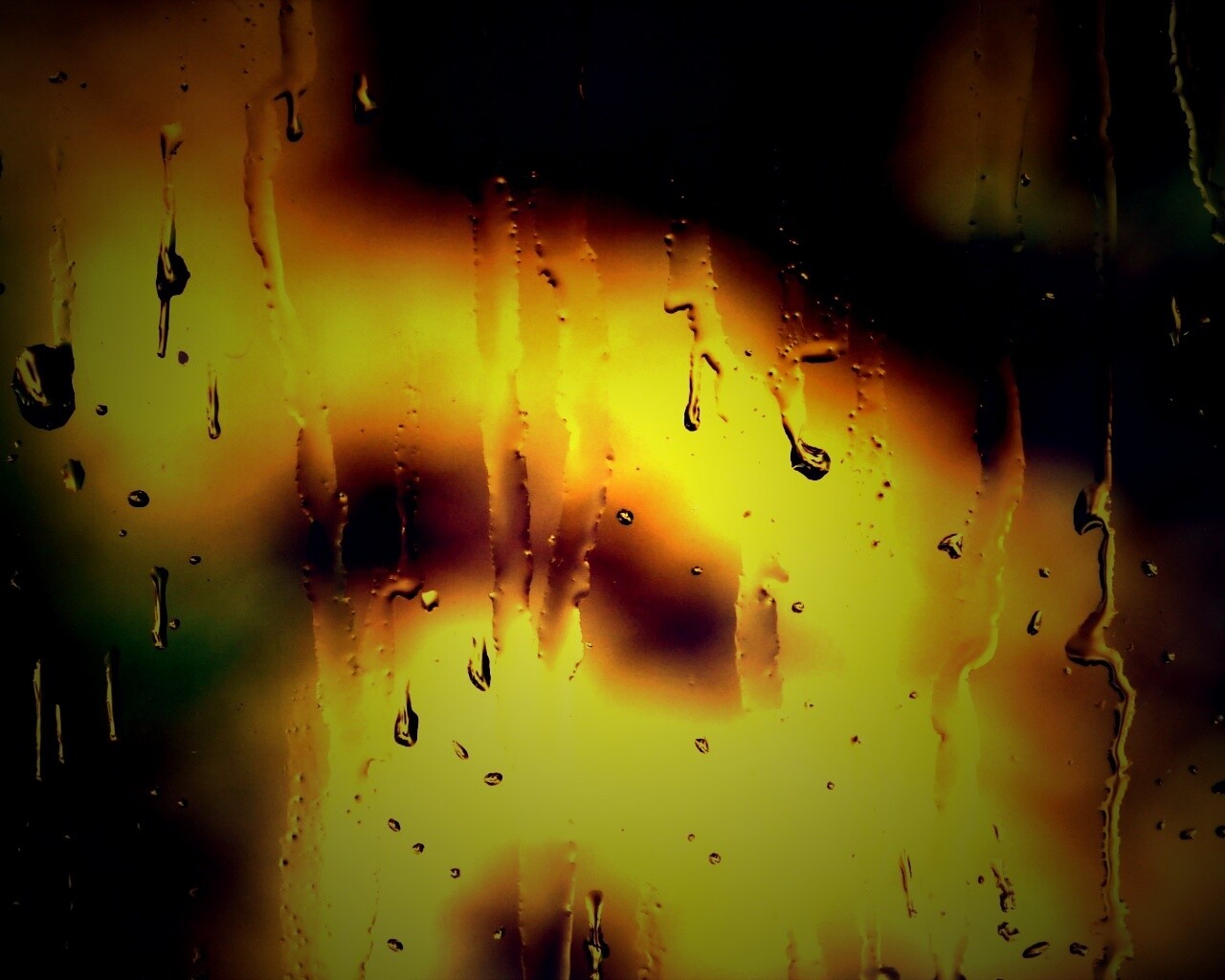 Текущая по стеклу вода обои