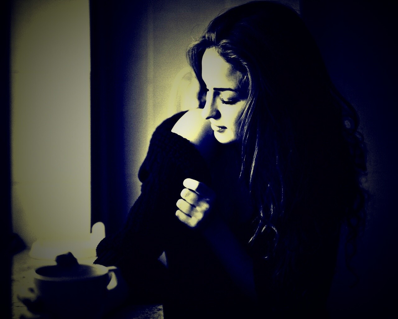 Обнаженное плечо и чашка кофе обои