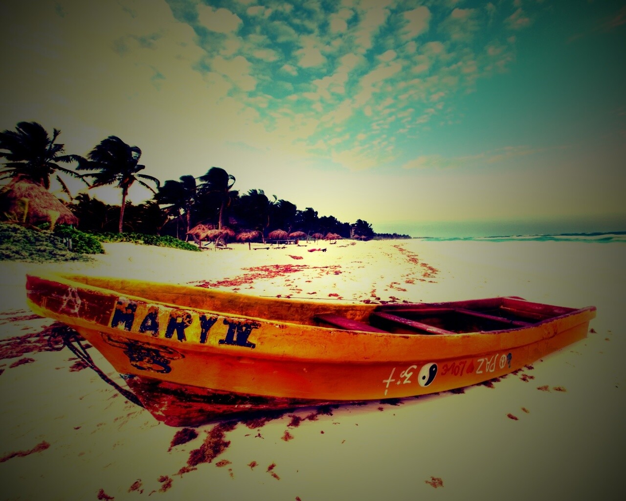 Лодка на берегу моря MARY IV обои