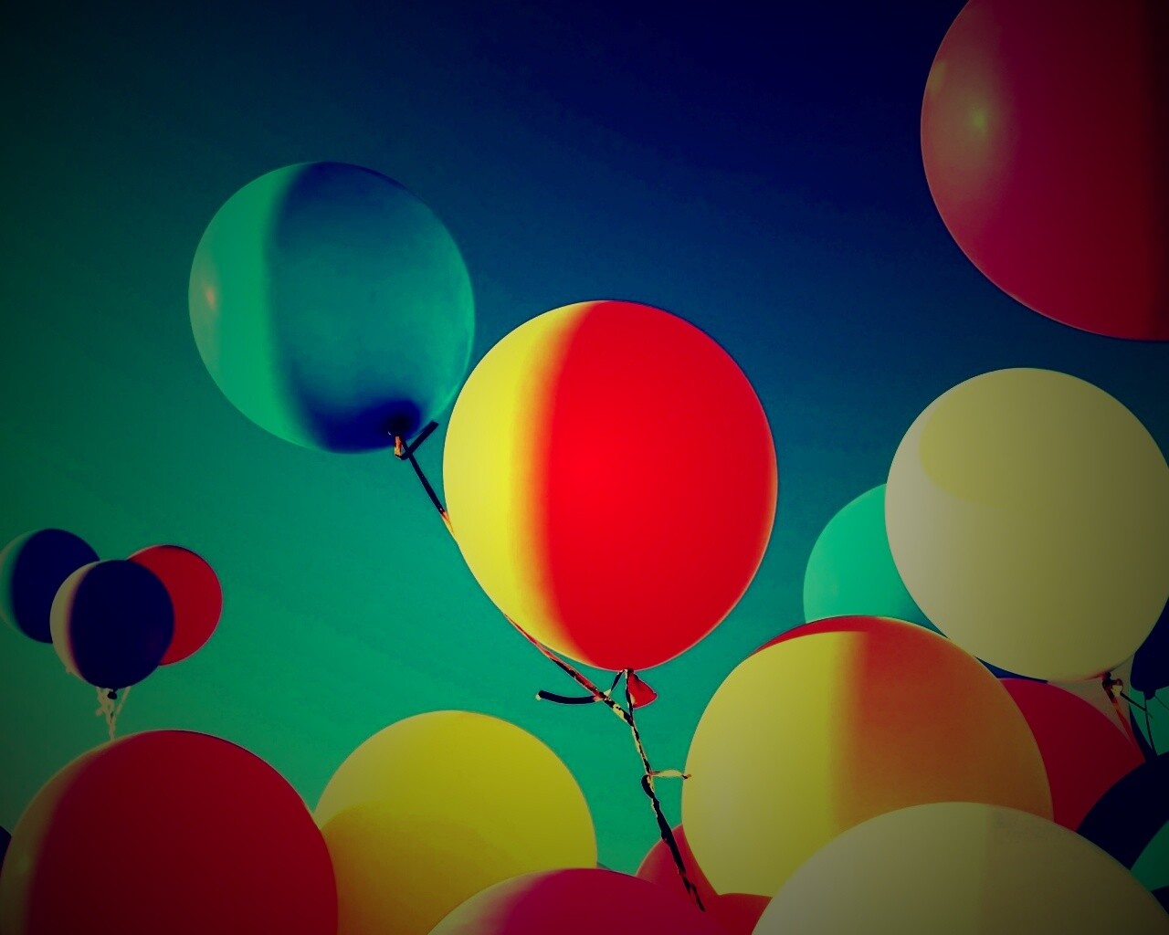 Разноцветные воздушные шарики обои