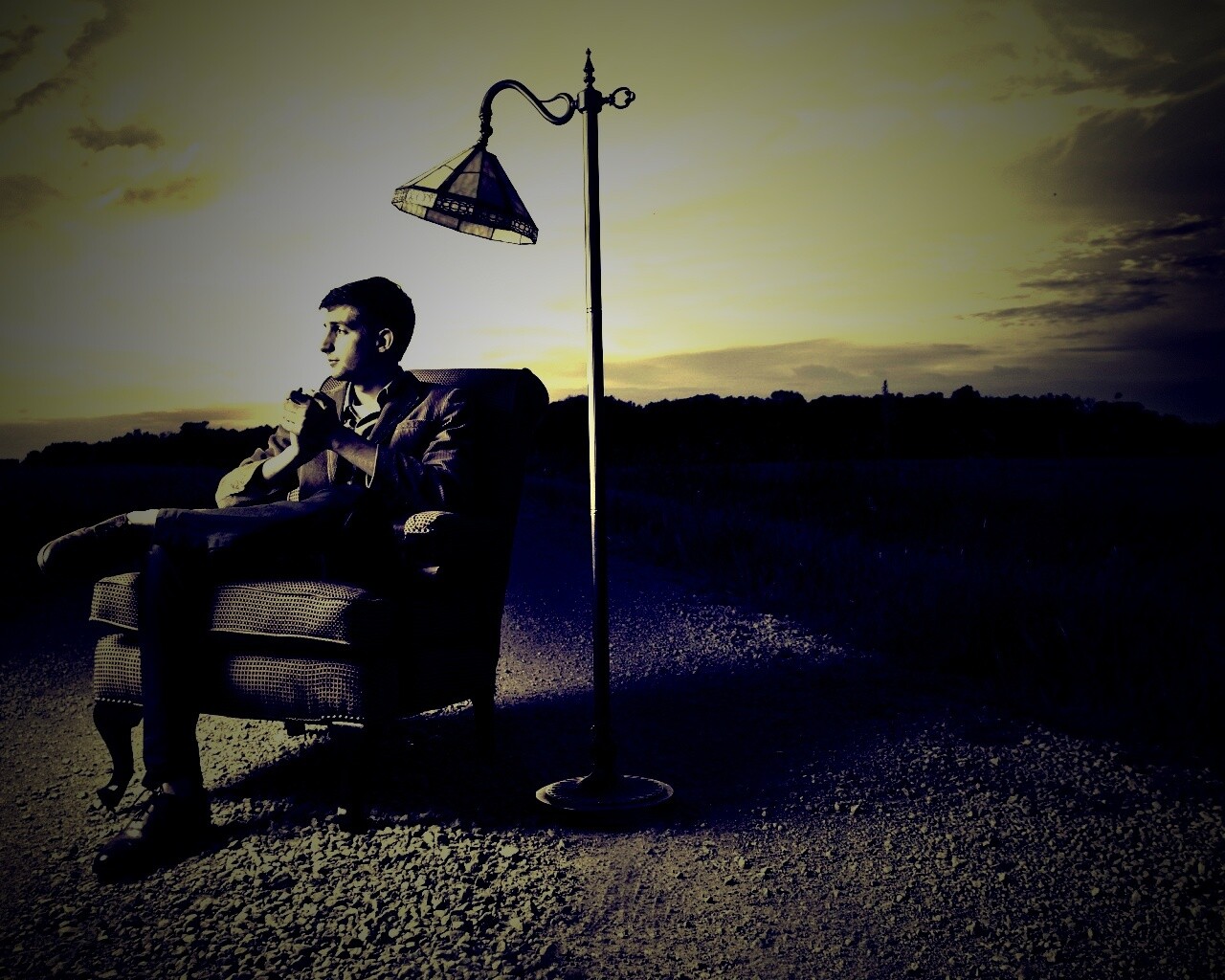 Мужчина в кресле обои