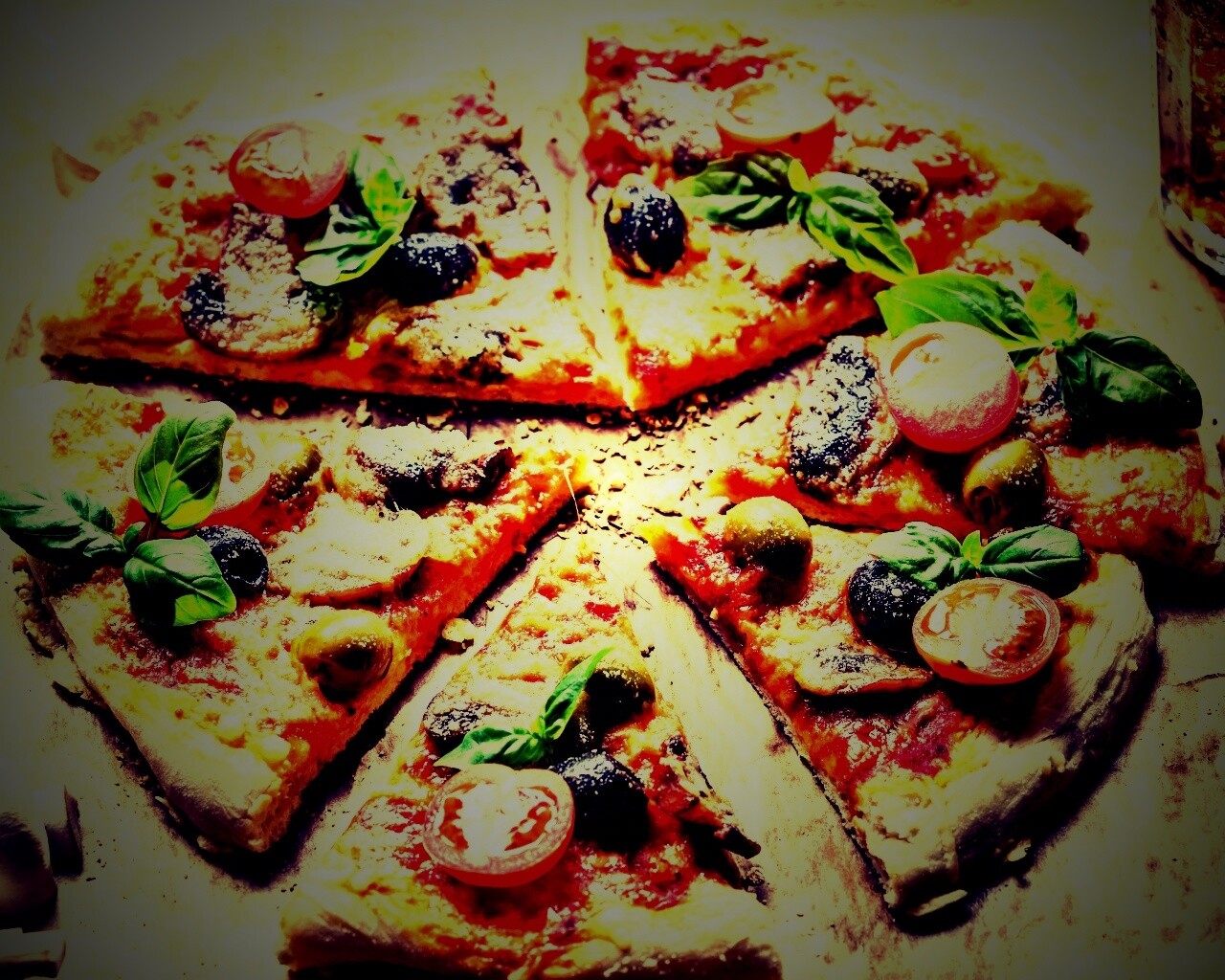 Сочная пицца с томатами и пармезаном обои