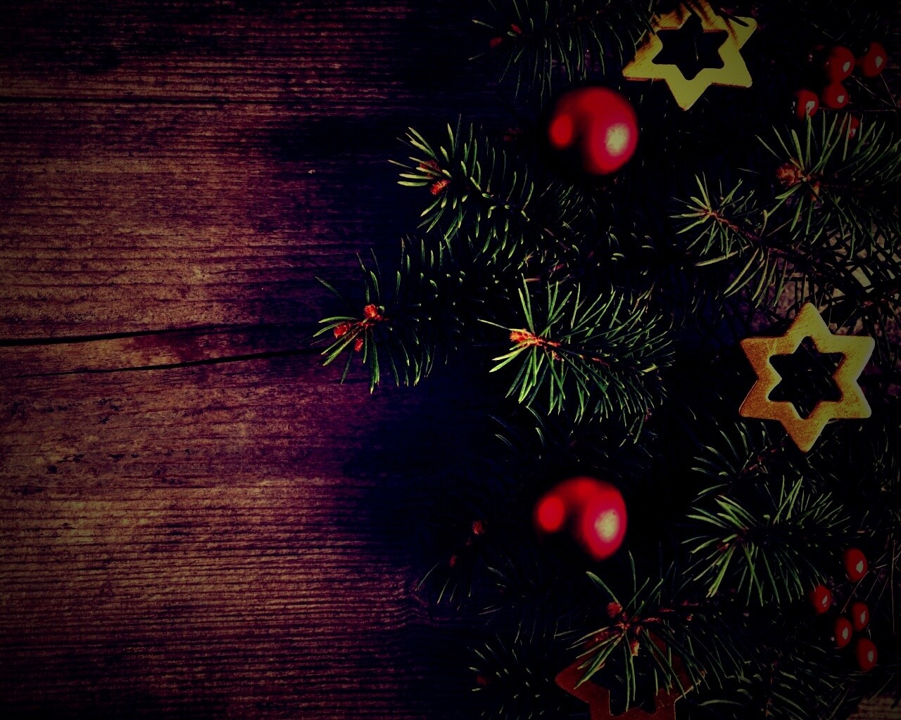 Новогодние игрушки на еловой ветке обои