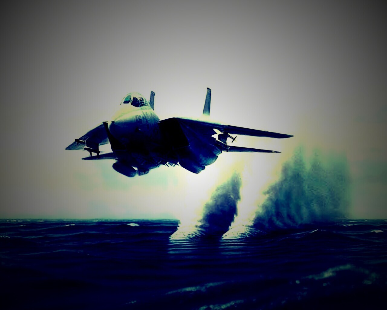 Истребитель над водой обои