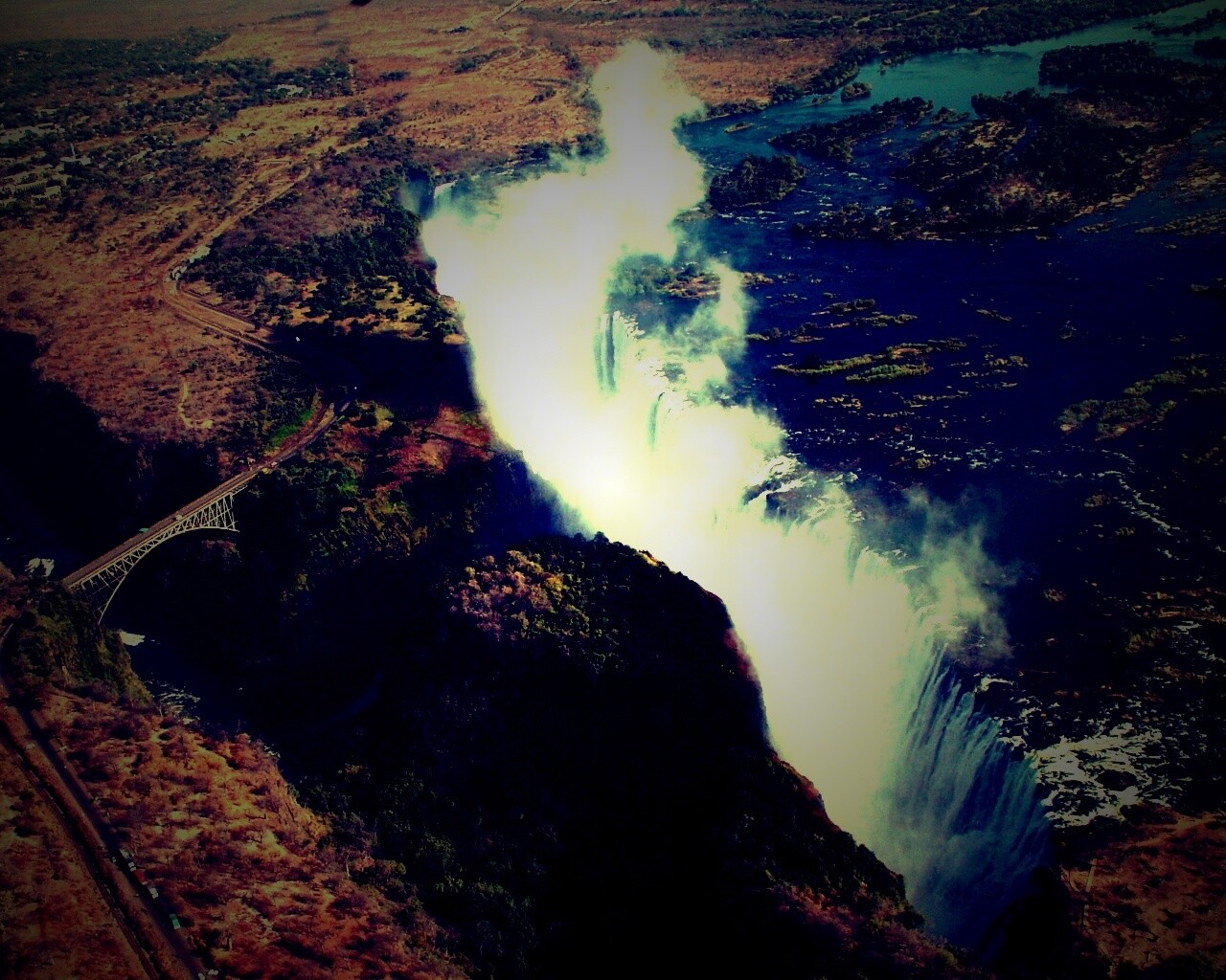 Живописный водопад обои