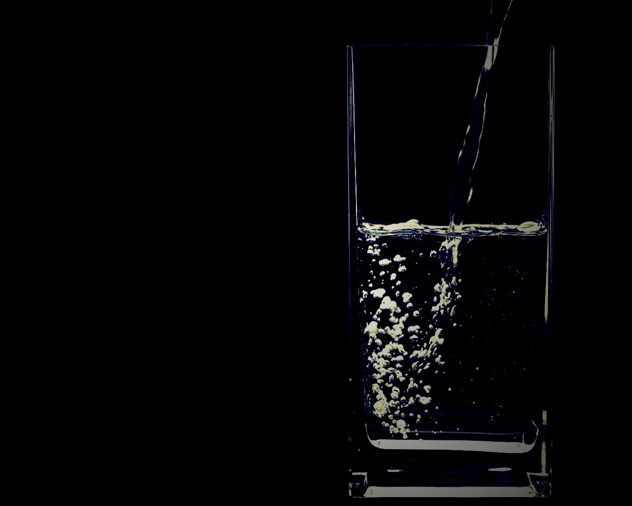 Вода в стакане обои