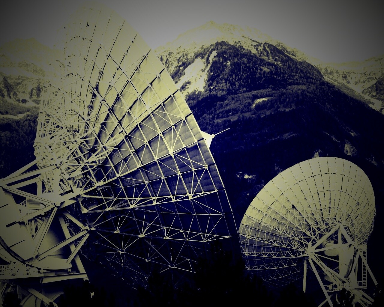 Локаторы в горах обои