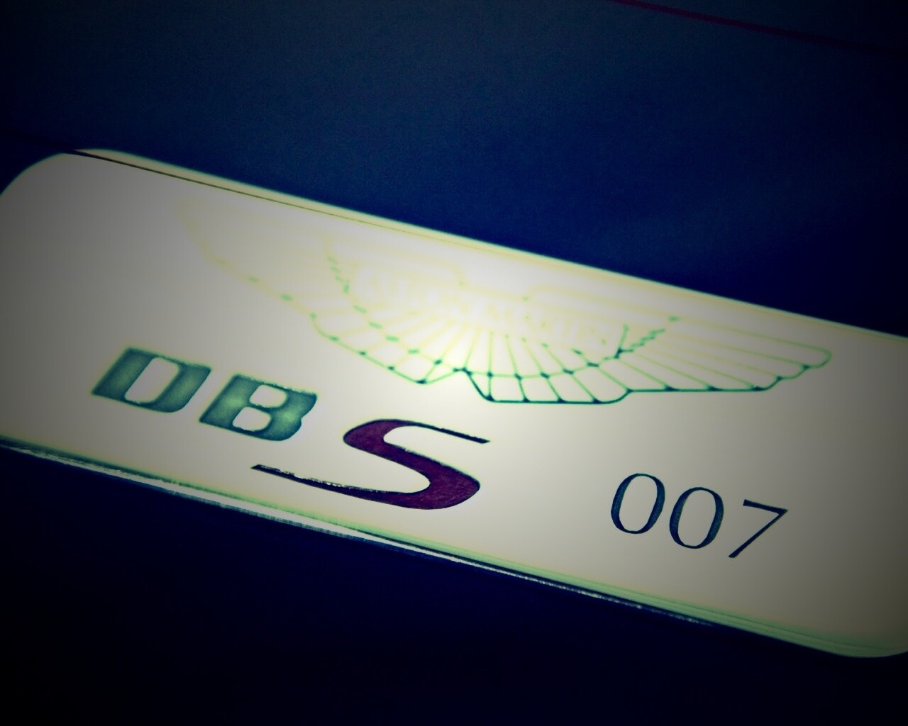 Астон Мартин Джеймса Бонда, табличка обои