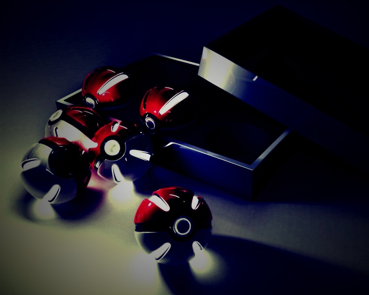 Коробка с покеболами обои